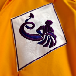 Robe de 2° Ancien pour Collège SRIA, tissu jaune brodé verseau violet / losange blanc