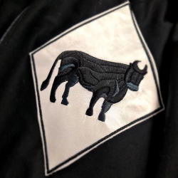 Robe de 1° Ancien pour Collège SRIA, tissu noir brodé taureau noir / losange blanc