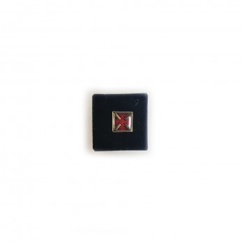 Épinglette TEMPLE / C.B.C.S., croix pattée émail rouge dans carré métal doré